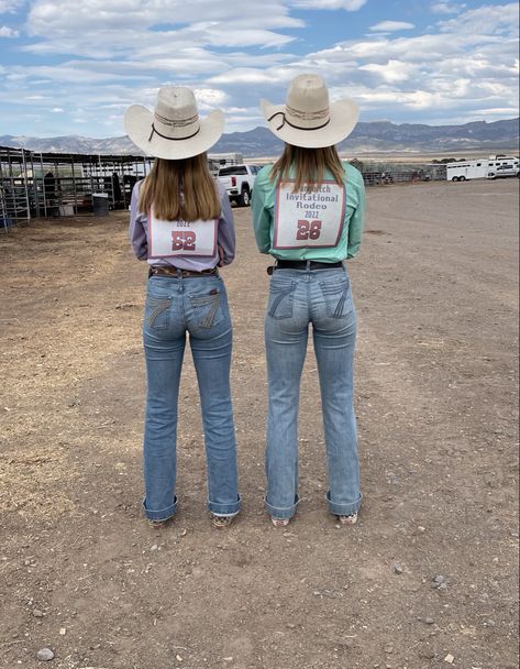 Summer Rodeo, Western Pictures, Country Fits, Country Best Friends, Western Girl Outfits, Cute Country Girl, Sisters Photoshoot Poses, Cute Country Couples, Casual Country Outfits