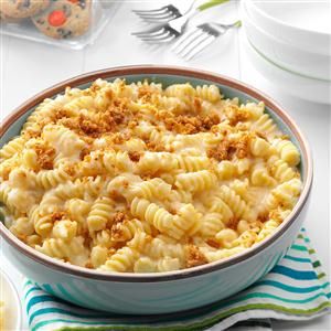 Triple Cheese Twists Recipe -Our stovetop macaroni and cheese is extra special, thanks to the buttery crumb topping. —Taste of Home Test Kitchen Six Sisters Macaroni And Cheese, Mac And Cheese With A Twist, 4cheese Mac And Cheese, Nyt Macaroni And Cheese, Cheese Twists, Creamy Coleslaw, Cheesy Pasta, Copycat Restaurant Recipes, Coleslaw Recipe