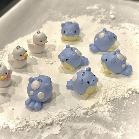 spheal in the snow! i made a couple of spheals & they are currently being baked rn! i can't wait to put resin on them later #spheal #beadedkeychain #keychain #handmadekeychain #smallbusiness #seacreature #cute #clay #polymerclay #phonecharm #explore #explorepage #accessory #aesthetic #pokemon Air Dry Clay Aesthetic Ideas, Spheal Pokemon, Polymer Clay Pokemon, Aesthetic Pokemon, Pokemon Clay, Clay Trinkets, Anik Anik, Pokemon Keychain, Clay Pokemon