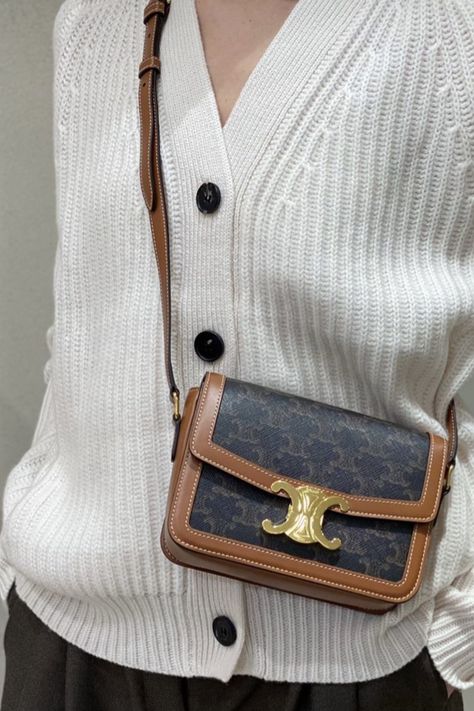 Celine Triomphe Crossbody Bag, Celine Crossbody Bag Outfit, Celine Triomphe Bag Outfit, Celine Bag Outfit, Trendy Bags For Women, Tas Celine, Trendy Shoulder Bags, Celine Triomphe Bag, Celine Triomphe Shoulder Bag