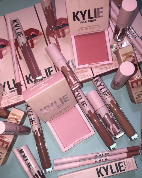 Kylie Lip Kit Aesthetic, Meakup Product, Kylie Jenner Makeup Products, Kylie Cosmetics Aesthetic, Kylie Jenner Makeup Collection, Gloss And Lip Liner, Kylie Jenner Cosmetics, Kylie Jenner Makeup Tutorial, Kily Jenner