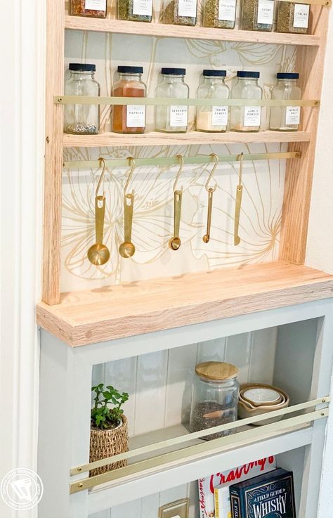 Modern Spice Rack Ideas, Kitchen Wall Spice Rack Ideas, Diy Spice Rack Wood, Diy Wall Mount Spice Rack, Spice Rack Diy Wall, Diy Spice Shelf Ideas, Spice Rack Ideas Wall, Spice Rack Wall Ideas, Diy Spice Rack Ideas How To Build