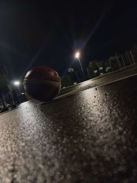 Basketball field on a rainy night. Basketball Court Aesthetic, Basketball Field, Night Basketball, Court Aesthetic, Basketball Aesthetic, Basketball Court Backyard, Basketball Rim, Basketball Cake, Gym Pictures