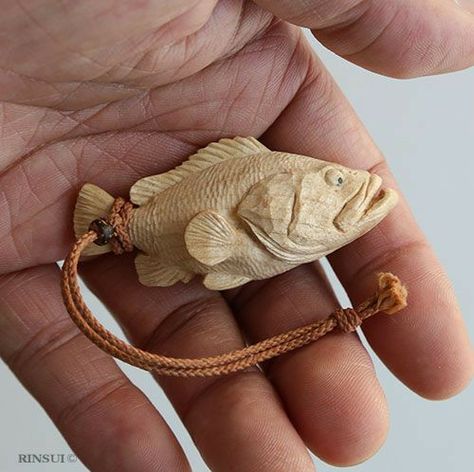 Fish Wood Carving, Tre Kunst, Wood Carving Art Sculpture, Dremel Crafts, Whittling Projects, Simple Wood Carving, Wood Carving For Beginners, Wood Jewelery, Wood Carving Tools Knives