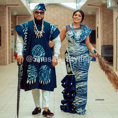 Couple African Outfits Matching Wedding, Cameroonian Wedding, Traditional Wedding Outfits, Couples African Outfits, African Fabric Dress, Traditional Wedding Attire, African Attire For Men, Short African Dresses, Couple Dress