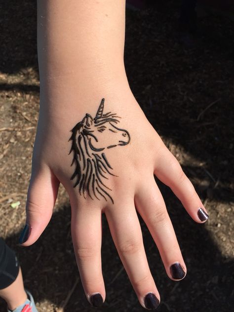 Unicorn henna ft. My leg Unicorn Mehndi Designs, Unicorn Henna, Leg Henna Tattoo, Henna Animals, Merthur Fanart, Henna Sleeve, Learn Henna, Mehendi Ideas, Tattoo Designs Henna