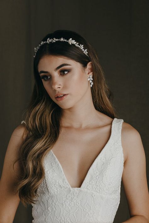 Formalite Photo, Bride Hair Down, Crystal Bridal Headband, Bridal Hair Down, Floral Hairband, Wedding Hair Headband, Bride Crown, Simple Wedding Hairstyles, Tiara Hairstyles