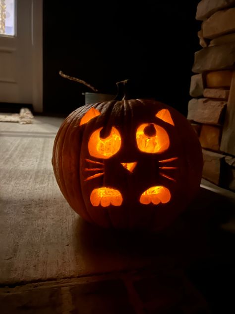 Kitty Face Pumpkin Carving, Cute Pumpkin Carving Ideas Easy Disney, Cute Aesthetic Pumpkin Carving Ideas, Pumkin Carving Ideas Moon, Easy Pumping Carving, Preschool Pumpkin Carving Ideas, Pumpkin Carving Ideas Cat Face, Halloween Pumpkins Carvings Ideas Easy, Koala Pumpkin Carving