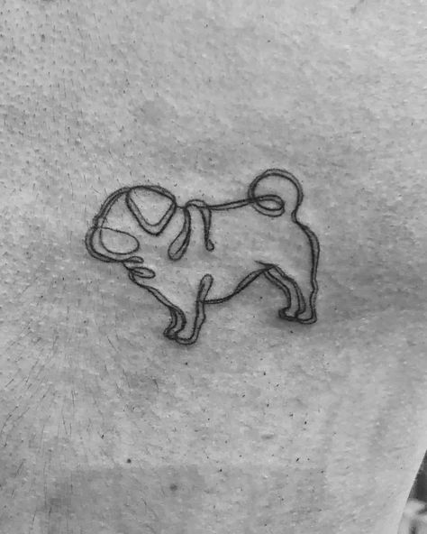 Pug Tattoo Small Simple, Pug Outline Tattoo, Simple Pug Tattoo, Pug Outline, Tatuaje Studio Ghibli, Pug Tattoo, Dog Tattoo Ideas, Bulldog Tattoo, Dog Memorial Tattoos