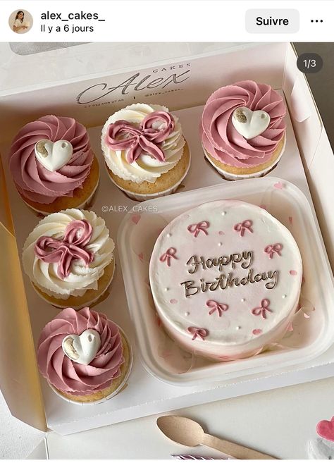 Mini Cake Ideas Aesthetic, Custom Cupcakes Ideas, Wedding Bento Cake Ideas, Mini Personal Cakes, Mini Cupcake Cake, Bento With Cupcakes, Bento Box Cake With Cupcakes, Cupcakes Decoration Simple, Small Cake With Cupcakes