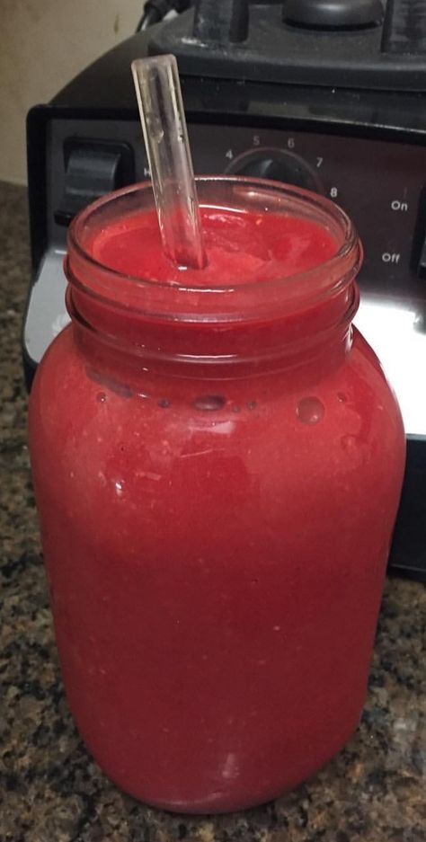 Red Smoothie Aesthetic, Smoothie Aesthetic, Red Smoothie, Healthy Juice Drinks, Red Things, Vegetarian Fast Food, Home Meals, Clean Food, Juice Drinks