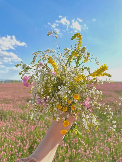 Cottagecore Cottagecore Bouquet, Spring Cottagecore, Cottagecore Flowers, Bouquet Of Wildflowers, Flowers Cottagecore, Spring Images, Spring Mood, Nothing But Flowers, Pollinator Garden