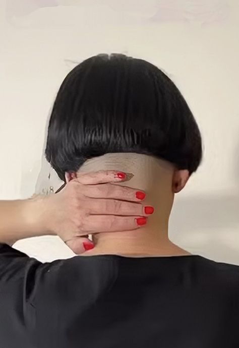 Best Undercut Hairstyles, Shaved Bob, Super Short Haircuts, Undercut Long Hair, The Language Of Flowers, Hairstyle Youtube, Shaved Nape, Long To Short Hair, Extreme Hair