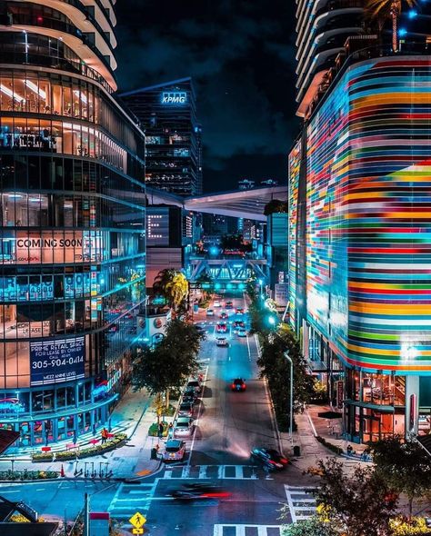 📍Miami Downtown Brickell 📸 : @o.malikoff 👉 https://www.instagram.com/_iloveusa/ #architecture #travel #usa #usaart #NYC #usatraveling Bayside Miami, Miami Downtown, Brickell Miami, Florida Travel Guide, Miami Night, Miami City, Miami Life, Usa Beaches, Downtown Miami