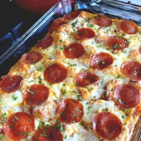 Bubble Up Pizza Casserole Recipe - Easy Weeknight Dinner Recipe Bubble Up Pizza Casserole, Ww Pizza, Pepperoni Pizza Casserole Recipe, Calzone Recipes, Pepperoni Pizza Casserole, Bubble Up Pizza, Easy Casseroles, Ham Dishes, Crescent Recipes