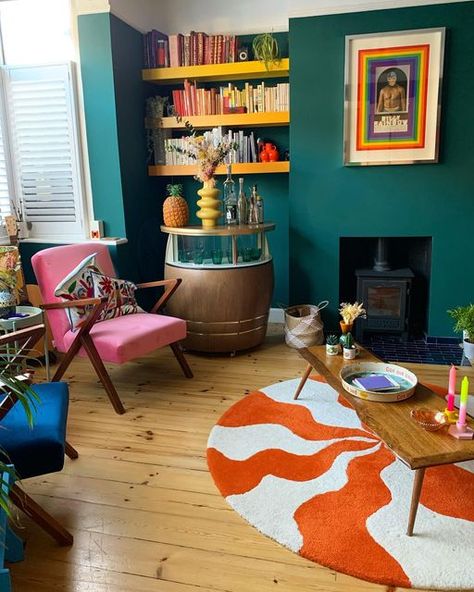 Quirky Living Room Ideas, Eclectic Bohemian Living Room, Quirky Living Room, Teal Rooms, Colorful Mid Century Modern, Funky Living Rooms, Teal Living Rooms, Bohemian Living Room Decor, Retro Living Rooms