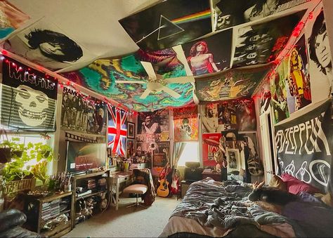 Rock N Roll Room, Punk Maximalist Room, Maximalist Bedroom Vintage, Punk Rock Room Aesthetic, Rock Band Room Aesthetic, 70s Rock Bedroom, Rockstar Room, 80s Rock Room, 70s Rock Bedroom Aesthetic