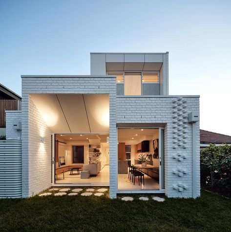 Architecture firm Atelier Red + Black, together with builder Kleev Homes, have recently completed a modern white brick extension for a house in Northcote, a suburb of Melbourne, Australia. #WhiteBrick #ModernHouse #HouseExtension Cascade House, White Brick House, Brick Extension, Patio Grande, Louver Windows, Brick Detail, Brick Architecture, Brick Facade, Art Deco Home