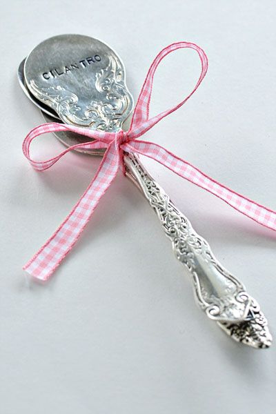 Stamped Spoons Ideas, Book Marks From Silver Plate Silverware, Spoon Garden Markers, Spoon Stamping, Spoon Plant Markers, Spoons Diy, Upcycled Spoons, Recycle Crafts Diy, Silver Plant