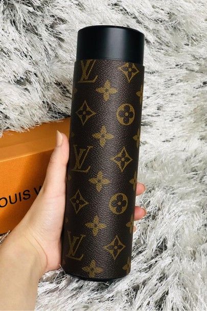 Lv Water Bottle, Lv Tumbler Cup, Tumblers Lv, Louis Vuitton Tumbler Cup, Louis Vuitton Glitter Tumbler, Water Bottle Drawing, Water Bottle Storage, Water Bottle Crafts, Trendy Water Bottles