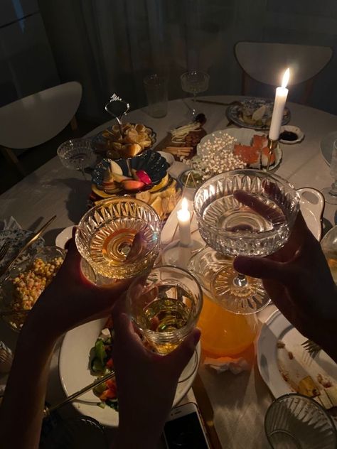 Flatmates Aesthetics, Christmas Dinner Party Aesthetic, Dinner Parties Aesthetic, Nye Picture Ideas, Birthday Dinner Pictures, Fancy Dinner Party Aesthetic, Summer Dinner Party Aesthetic, Dinner Party Vibes, Parisian Dinner Party