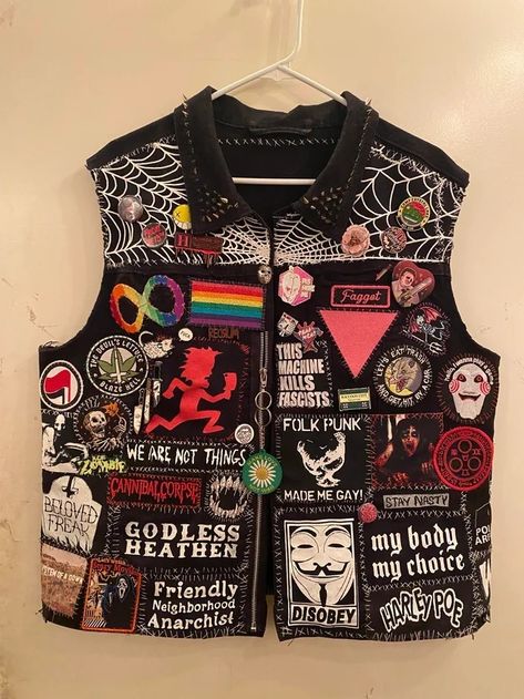 Pins On A Jacket, Battle Jackets Punk, Queer Battle Jacket, Diy Punk Jacket Ideas, Folk Punk Jacket, Battle Jacket Inspiration, Jacket Patches Punk, Punk Jean Jacket Diy, Punk Rock Patches