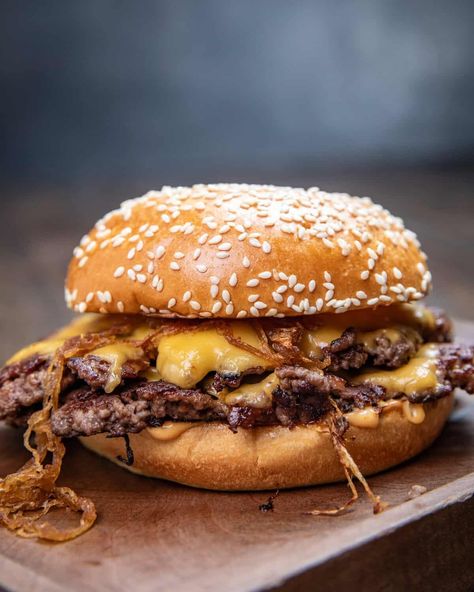 These Oklahoma style onion smash burgers feature two smash burgers with cheese, caramelized onions and a burger sauce that's so good! Smashed Onion Burger, Onion Smash Burger, Crazy Burger, Homemade Pasta Salad, Burger Bread, Smash Burger Recipe, Cheese Burgers, Smash Burgers, Best Burger Recipe