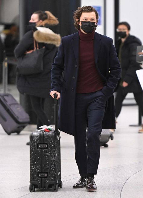 Smart Casual Menswear, Tom Holland Imagines, Tom Holland Peter Parker, At Airport, Tom Holland Spiderman, Men Fashion Casual Outfits, Exclusive Fashion, Tom Holland, Mens Street Style