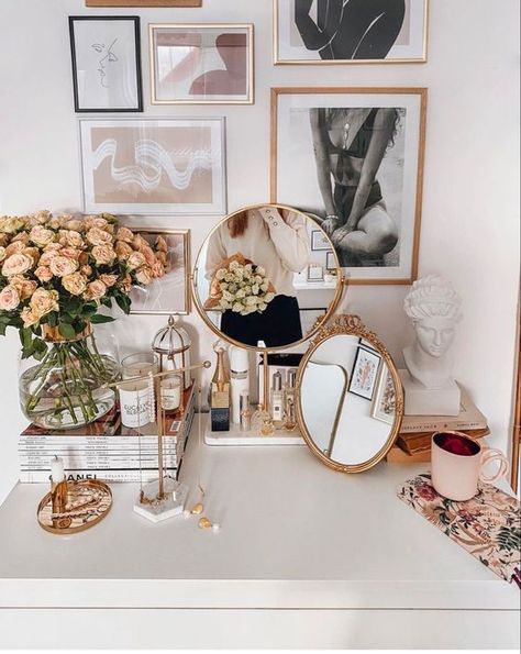 Cozy Makeup Room, Vanity Desk Organization Ideas, Gold Accent Bedroom, Makeup Place, Vanity Station, Vanity Inspo, Decor Corner, La Apartment, Organization Office