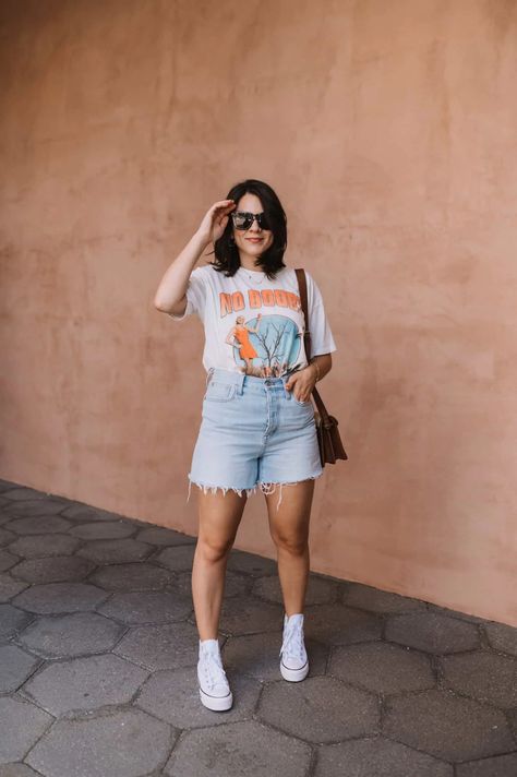 denim shorts and tee Summer Midsize, Millennial Outfit, Look Short Jeans, High Top Converse Outfits, Midsize Outfit, Summer Slip Dress, Mom Jean Shorts, Jean Short Outfits, Denim Shorts Outfit