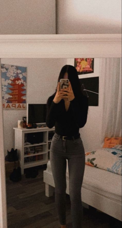 Outfit Ideas For Skinnies Girl, Black Long Sleeve And Jeans Outfit, What Jeans To Wear Body Types, Dark Grey Jeans Outfit Women, Skin Fit Jeans Outfit, Skinyjeen Outfit Women, Black Slim Jeans Outfit, Skinyjeen Outfit, Black Skinning Jeans Outfit