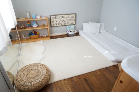 Floor Mattress Nursery, Twin Mattress On Floor Ideas, Monestorri Bedroom, Montisorri Baby Bedroom, Montessori Nursery Infant Room, Floor Bed Nursery, Montessori Baby Bed, Montessori Nursery Ideas, Montessori Baby Room