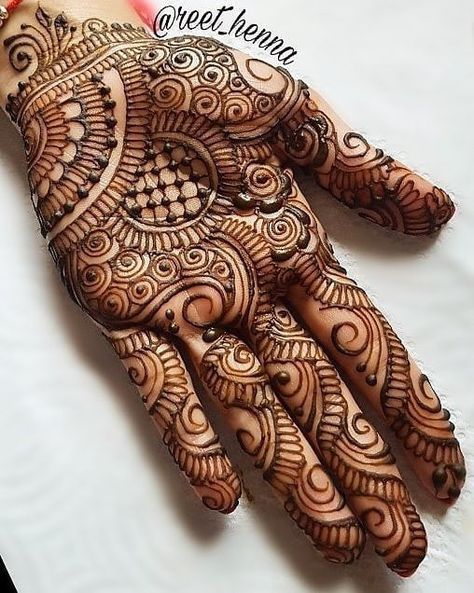 Stylish Back Hand Mehndi, Henna Design Simple, Henna Hand Designs, Round Mehndi Design, Beautiful Simple Mehndi Design, Back Hand Mehndi Design, Front Mehndi Design, Back Hand Mehndi, Palm Mehndi Design