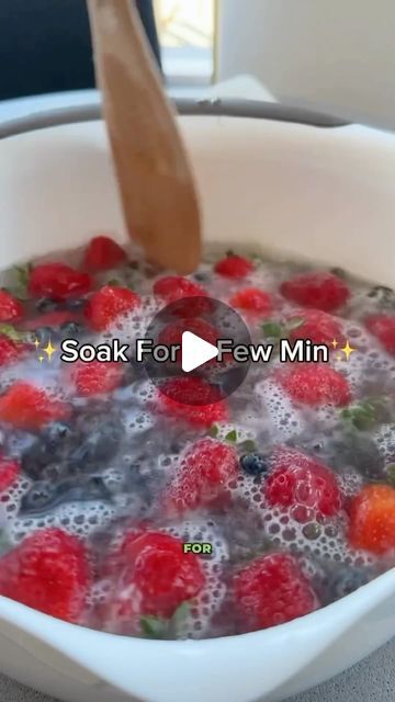 Health DIY - Natural Remedies on Instagram: "How to clean your fruits and vegetables.  Great content by @doctortim.md. Follow him for more amazing content like this!  Although it’s not absolutely necessary to clean all produce for those who have an average immune system, I prefer to use this method. At bare minimum - rinsing under the sink with water helps significantly!  ✨Follow @doctortim.md to live a healthier life  The published data is not as robust as I would like on this topic, but from what I’ve gathered:  1️⃣ Rinse 2️⃣ Soaking in 1 cup distilled white vinegar + 3 cups filtered water (at least 10 min) – the vinegar’s acidity helps remove microorganisms and some pesticides, but not all. 3️⃣ Add baking soda (2 tsp) to form CO2 bubbles. Some people directly combine baking soda before Soak Fruit In Vinegar, How To Clean Fruit With Baking Soda, How To Wash Fruit With Baking Soda, Washing Berries With Baking Soda, How To Clean Berries Baking Soda, Soaking Fruit In Vinegar, Vinegar And Baking Soda Fruit Wash, Clean Fruit With Vinegar And Baking Soda, Vinegar Soak For Fruit