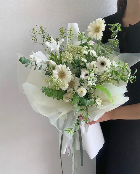 bouquet • bouquet of flowers • bouquet of flowers aesthetic • flowers • flower inspo • roses • gardening • aesthetic • korean flowers • korean bouquet Chinese Flower Bouquet, Korean Flower Bouquet Aesthetic, Bouquet Of Flowers Aesthetic, Korean Bouquet, Flowers Korean, Flower Bouquet Vase, Gardening Aesthetic, Chinese Flower, Aesthetic Korean