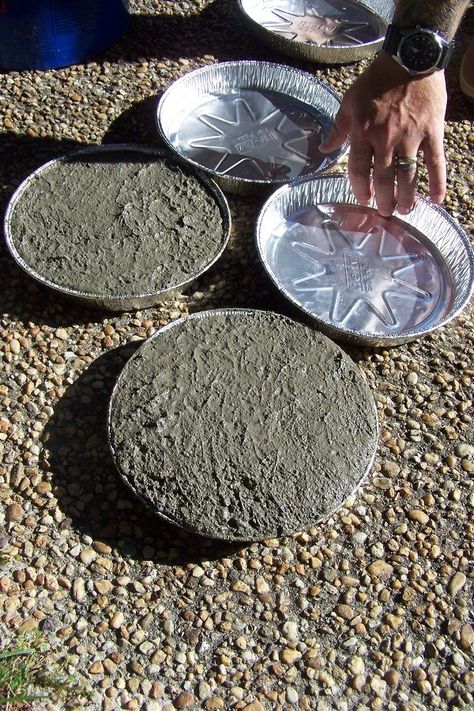 Concrete Stepping Stones, Stepping Stones Diy, Modern Front Yard, Garden Stepping Stones, White Cement, Concrete Crafts, Stones Diy, Cement Crafts, Concrete Diy