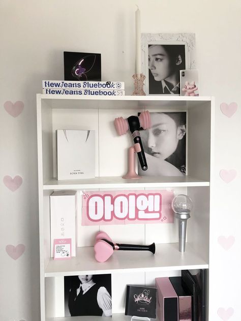 K Pop Room Ideas, K-pop Room, Kpop Room Ideas, Kpop Room Aesthetic, Kpop Shelf, Kpop Room, Room Ideas Aesthetic, Room Desk, Gaming Room Setup