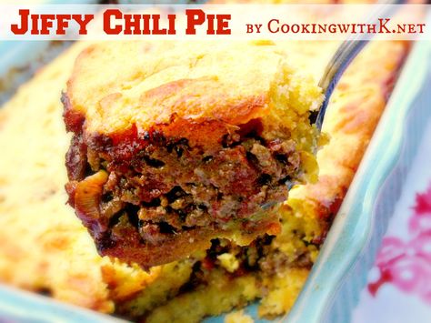 Jiffy Chili Pie {Simply amazing how easy it is to make this!} Cornbread Chili Pie, Cornbread Casserole Jiffy, Chili Pie Recipe, Chili Pot Pie, Cornbread Chili, Jiffy Mix Recipes, Chili Cornbread Casserole, Jiffy Recipes, Smothered Burritos