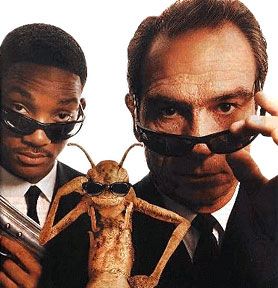 Men In Black: Will Smith, Tommy Lee Jones, and a worm Boom Sticker, Tommy Lee Jones, Men In Black, Roronoa Zoro, Iconic Movies, Room Posters, Film Aesthetic, Movie Scenes, Funny Laugh