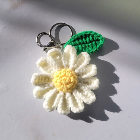 Crochet Hand Warmers, Woolen Craft, Easy Crochet Animals, Crochet Keychain Pattern, Crochet Business, Crochet Daisy, Keychain Cute, Crochet Decoration, Fun Crochet Projects