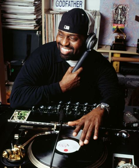 Frankie Knuckles, the Godfather of House Music House Underground, Larry Levan, Chicago House Music, Frankie Knuckles, Chicago House, Recording Studio Design, Dj Booth, Home Studio Music, Black Music