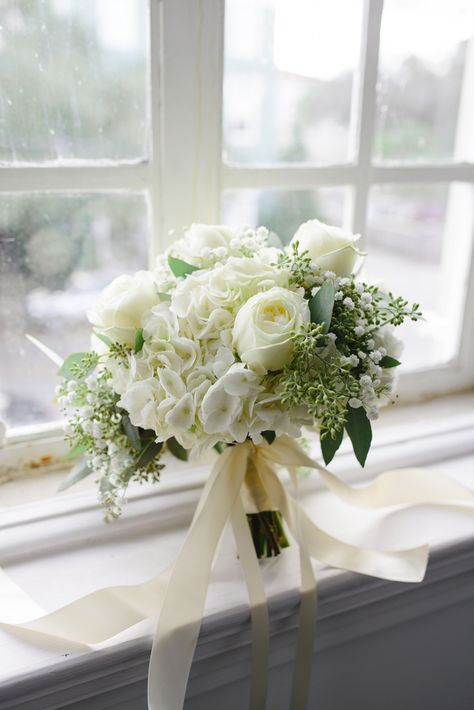 Hydrangea And Rose Bouquet, Baby's Breath Centerpieces, White Hydrangea Wedding, Small Wedding Bouquets, Hydrangea Bouquet Wedding, Simple Wedding Bouquets, Classic Weddings, White Rose Bouquet, White Roses Wedding