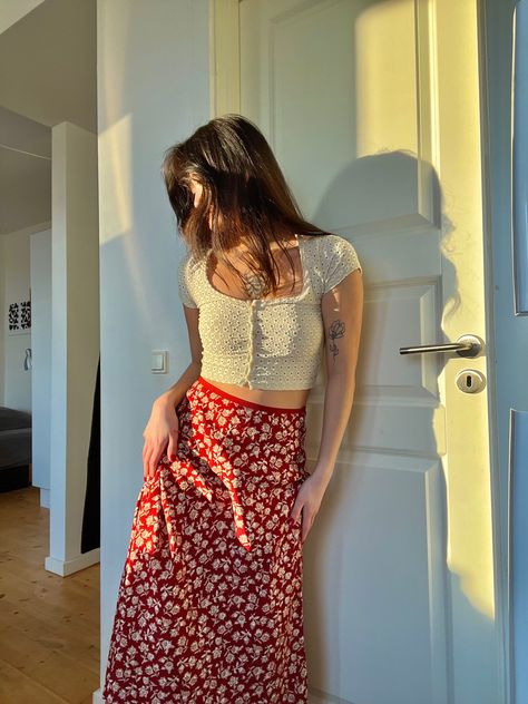 H&M Hole-knit button up cropped tee / MANGO red floral midi skirt Flower Skirt Outfit Summer, Long Red Skirt Outfit, Red Midi Skirt Outfit, Floral Midi Skirt Outfit, Flower Skirt Outfit, Midi Skirt Outfits Summer, Red Skirt Outfits, Printed Skirt Outfit, Floral Skirt Outfits