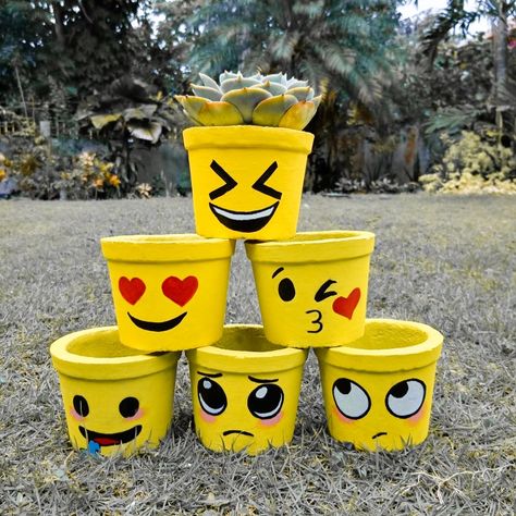 Pot Design Ideas, Diy Crafts Easy At Home, Plant Pots Crafts, Pots Ideas, Plane Photography, Clay Pot People, Creative Wall Painting, Diy Pottery Painting, Diy Garden Fountains