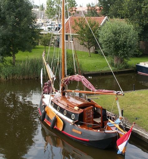 Yatch Boat, Sailboat Interior, Sailboat Living, Make A Boat, Wooden Sailboat, Canal Boats, Classic Sailing, Wooden Boat Building, Sailboat Design