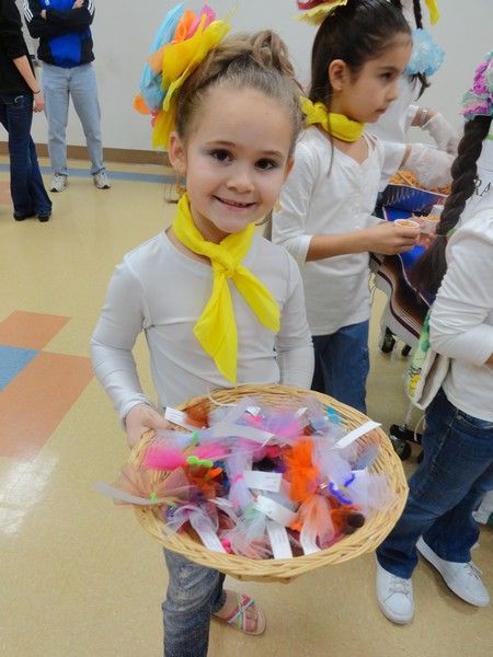 World Thinking Day Mexico, Girl Scout Founders Day Activities, Mexico World Thinking Day Girl Scouts, Mexico Swaps Girl Scouts, Girl Scout Daisy Vest, First Daisy Troop Meeting, World Friendship Day, Daisy Girl Scouts First Meeting, Girl Scout Badges