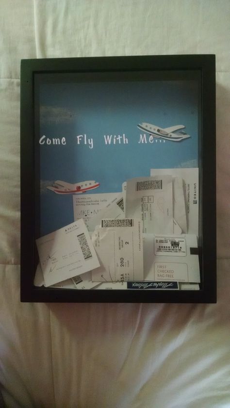 Travel Keepsake for old plane tickets Travel Board Diy, Souvenir Wall Travel Memories, Travel Keepsakes Display, Plane Gift Ideas, Travel Board Ideas Diy, Travel House Decor, Travel Room Decor Bedroom, Travel Box Ideas, Travel Keepsake Ideas