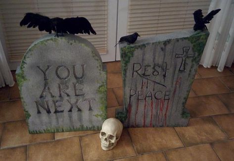 Ich zeige euch, wie man aus Styroporblöcken und Granitspray schaurig schöne Halloween Grabsteine für den Vorgarten zaubert. Funny Tombstones, Halloween Haunted House Diy, Diy Halloween Dekoration, Scary Halloween Decorations Diy, Halloween Photo Booth, Halloween House Party, Halloween Tombstones, Scary Decorations, Diy Halloween Projects