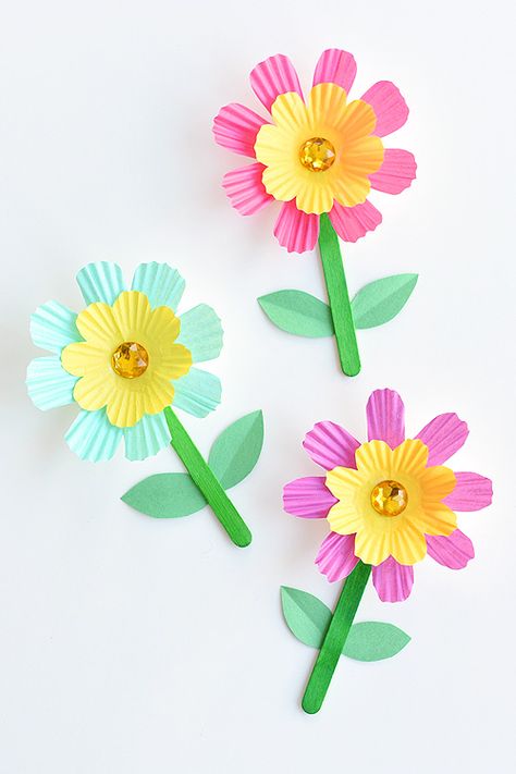 These simple cupcake liner flowers are so easy to make and they look SO PRETTY! They're such a great low mess kids craft idea! Wouldn't they be a perfect craft for Mother's Day? Or even Easter? Flowers Made From Cupcake Liners, Cupcake Wrapper Flowers, Mha Crafts, Cupcake Liner Flowers, Easy Easter Crafts, Spring Crafts For Kids, Summer Crafts For Kids, Simple Craft, Pipe Cleaners