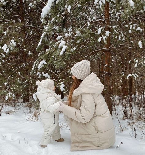 Snow Vacation, Mommy Photos, Adventure Mom, Preppy Baby, Snow Adventure, Winter Newborn, Aesthetic Baby, Aesthetic 2024, Baby In Snow